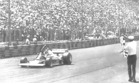 Reutemann su Ferrari vince il GP Brasile 1977 a Interlagos. Upi