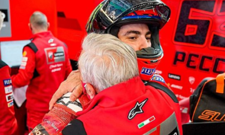 Tardozzi, team manager Ducati, consola Bagnaia al box
