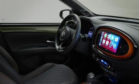Gli interni della nuova Toyota Aygo X, con tanta tecnologia e display touch da 9"