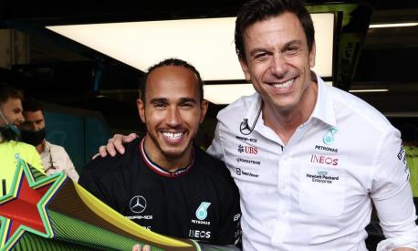 Da sinistra Lewis Hamilton e Toto Wolff felici dopo il trionfo in Brasile