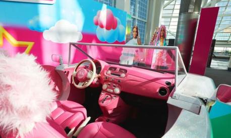 Gli interni della speciale 500 in versione Barbie