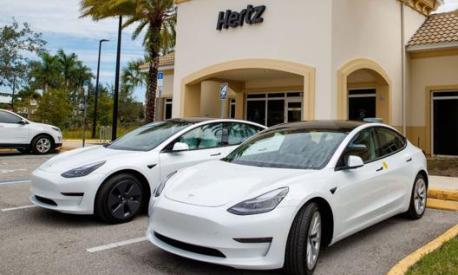 Tesla mostra il nuovo sistema di autoguida e batte LaFerrari in  accelerazione - OverPress