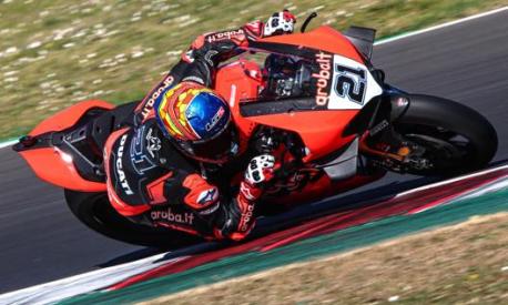 Michael Ruben Rinaldi sulla Ducati Panigale V4 R nel Mondiale Superbike. Ansa