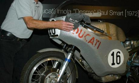 Paul Smart nel 2006 al museo Ducati a fianco alla moto con cui vinse a Imola nel 1972