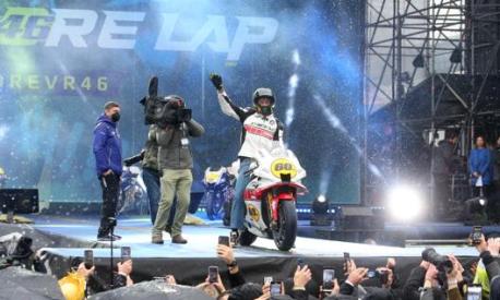 L'arrivo di Valentino Rossi all'evento "One More Lap" per i 60 anni di Yamaha