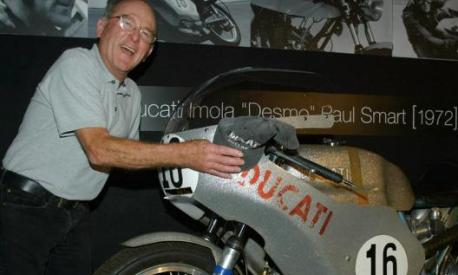Paul Smart nel musero Ducati nel 2006 a fianco alla moto con cui vinse a Imola nel 1972 la 200 miglia