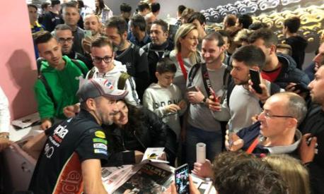 Max Biaggi nel 2019 allo stand Gazzetta a Eicma dove ha firmato le copie del giornale e incontrato i fan