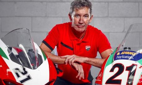 Troy Bayliss con la 996 e la speciale Panigale V2 che Ducati gli ha dedicato nell’anniversario del suo primo mondiale