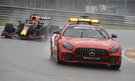 La safety car, vera protagonista del GP di Spa, che precede il vincitore Verstappen