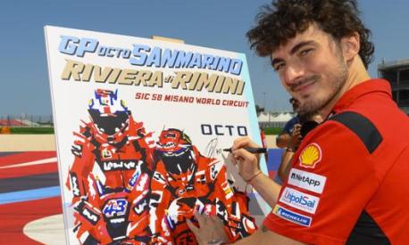 Francesco Bagnaia firma il manifesto del GP di san Marino a Misano