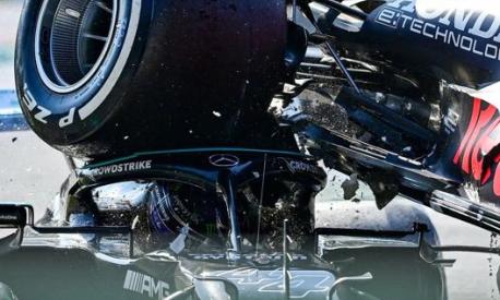L’immagine impressionante del pneumatico posteriore destro della Red Bull che si appoggia al casco di Hamilton