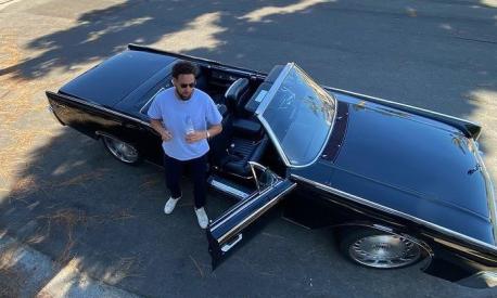 Klay Thompson, 31 anni, posa insieme alla sua Lincoln Continental (foto @klaythompson)