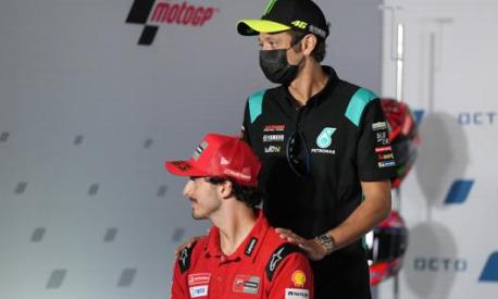 Valentino Rossi con Francesco Bagnaia. Ansa