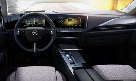 Interni tecnologici e moderni per la Opel Astra, studiati per ottimizzare la posizione di guida
