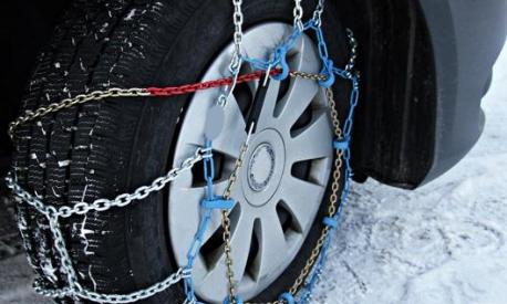 Tra le “dotazioni invernali” da avere a bordo del veicolo in inverno, le catene da neve possono essere sostituite dalle gomme termiche