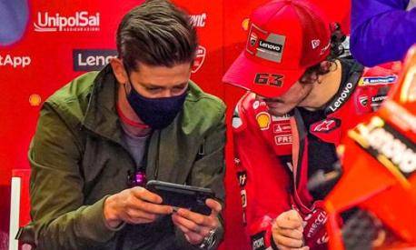 Stoner consiglia Bagnaia mostrandogli alcuni passaggi del pilota Ducati prima delle qualifiche