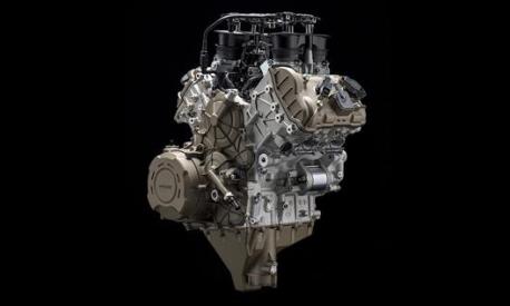 Il V4 è un motore raffinato, complesso e costoso da produrre. Qui sopra il Desmosedici Stradale firmato Ducati