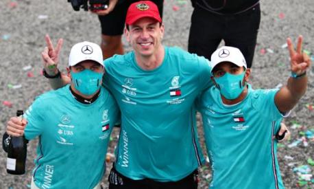 Toto Wolf celebra insieme a Bottas e Hamilton la vittoria del mondiale costruttori 2020