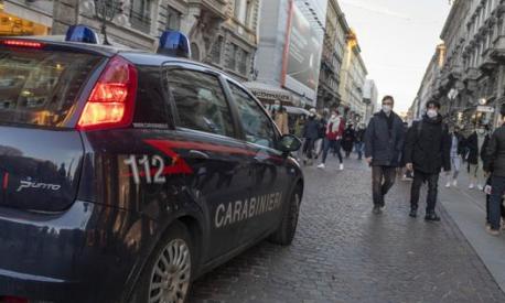 Ubriaco e senza patente scappa dai carabinieri sull'Ape 50 senza