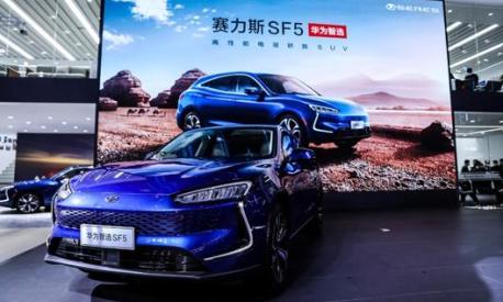 Seres SF5 è un Suv coupé presentata in occasione del Salone di Shanghai 2021
