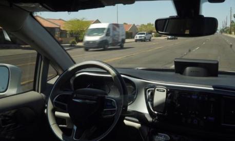 Un veicolo a guida autonoma durante una prova su strada. Ap