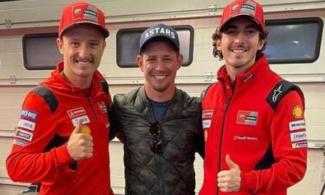 Da sinistra Jack Miller, Casey Stoner e Pecco Bagnaia nel box Ducati a Portimao