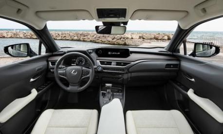 GLi interni della Lexus Ux hybrid in promozione a novembre 2021