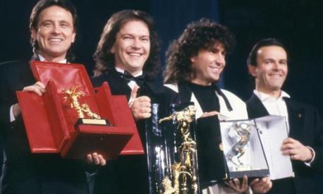 Sanremo 1990, i Pooh in trionfo sul palco dell'Ariston