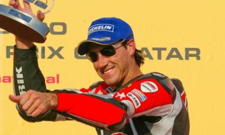 Nel 2004 è in MotoGP, con Ducati e il team D’Antin: in Qatar arriva anche un podio