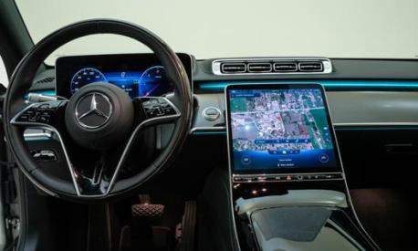 Gli interni della nuova Mercedes Classe S con i due schermi