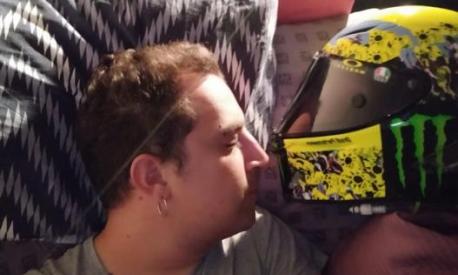 Il tifoso a letto con il casco di Valentino. Facebook