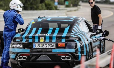 Porsche Taycan elettrica: ultimi test a Nardò