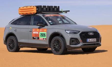 L’Audi Q5 Sportback utilizzata per questo test nel deserto con gomme tassellate e porta pacchi accessoriato