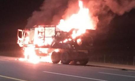 Un camion assistenza a fuoco durante il trasferimento da Gedda a Ha’Il