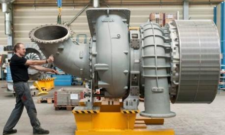 Uno dei giganteschi turbocompressori che alimentano il super-diesel Wärtsilä