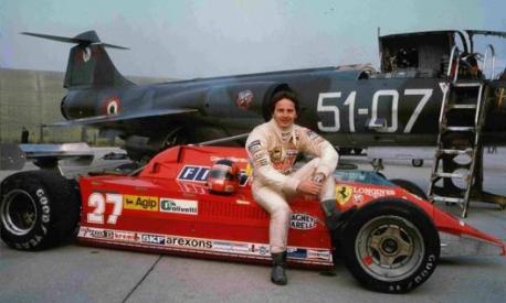 Villeneuve in posa sulla sua Ferrari dinanzi all’F-104: è il 21 novembre 1981