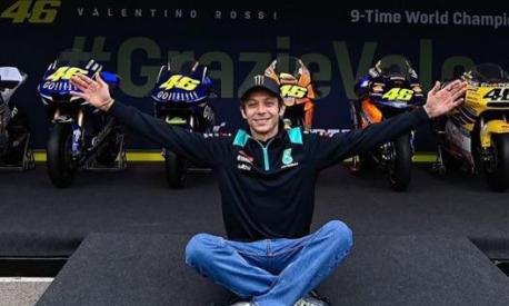 Rossi posa con le moto che lo hanno accompagnato nella conquista dei suoi nove titoli iridati (foto @valeyellow46)