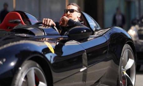 Ibrahimovic non passa inosservato con la sua Ferrari 458 Spider nera (foto @iamzlatanibrahimovic)