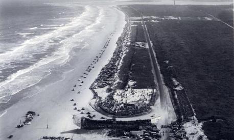 Daytona Beach nel 1955: le gare in auto si svolgevano tra strada e spiaggia. Rolex/ISC Archives via Getty Images