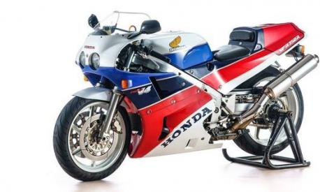 La splendida e iconica Honda RC30, la prima vera supersportiva mai realizzata nella storia