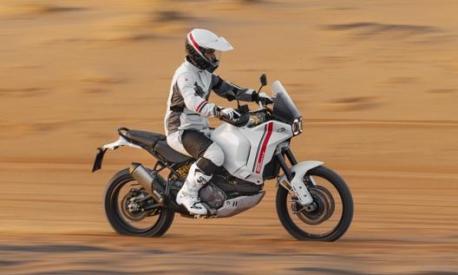 Antoine Meo a tutta velocità sulla Ducati DesertX