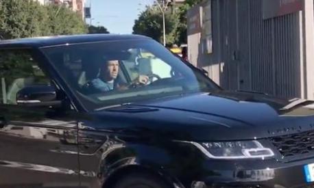 Jordi Alba al volante del suo Range Rover: il terzino spagnolo ha ottenuto da poco la patente (foto @FCBarcelonaFI)