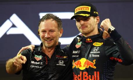 Christian Horner, 48 anni, e Max Verstappen, 24, sul podio di Abu Dhabi 2021. Getty