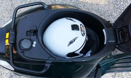 Il vano sottosella è in grado di ospitare un casco integrale