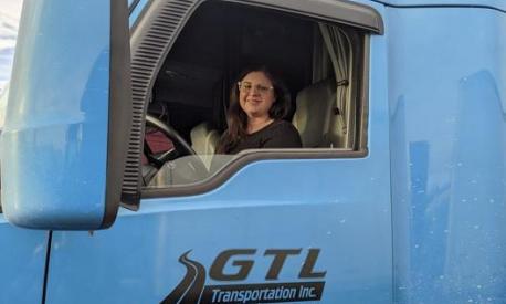 Leah Gorham a bordo del proprio camion in una foto pubblicata sul proprio profilo Facebook