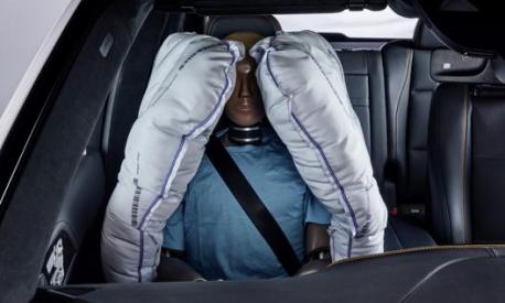 Un manichino protetto dagli airbag