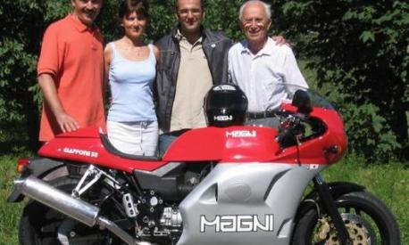 Arturo Magni con la moto che porta il suo nome
