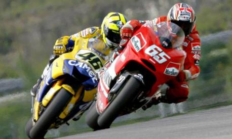 La Ducati di Capirossi davanti alla Yamaha di Valentino Rossi al GP di Malesia 2006. Afp