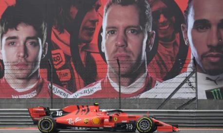 Leclerc in azione sulla Ferrari 2019 “sotto gli occhi” di Sebastian Vettel. Afp