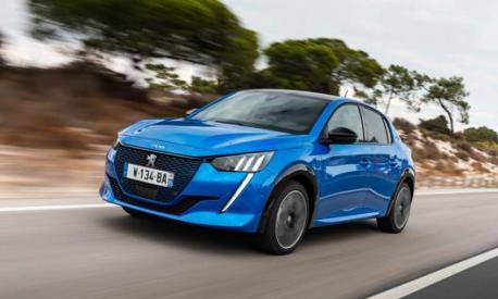 Il blu è un colore iconico per le Peugeot: qui una 208